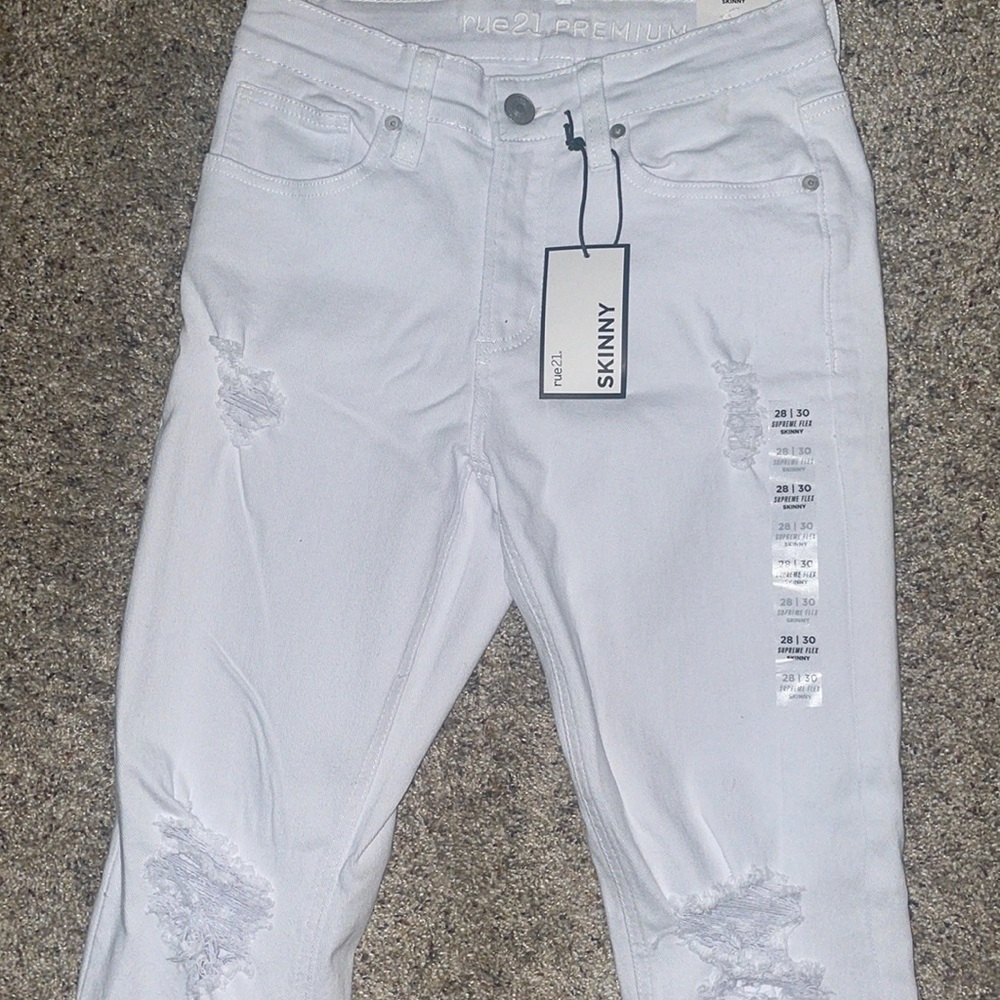White rue21 distressed skinny jeans